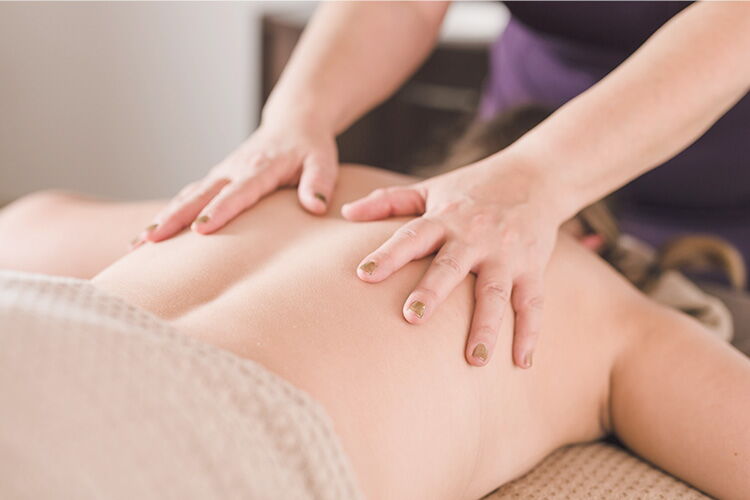 Gast wird in der Beauty im Grafenwald massiert