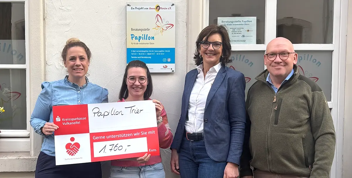 Hoteldirektorin Kürsten überreicht einen Spendenscheck in Höhe von 1760 Euro an Annas Verein