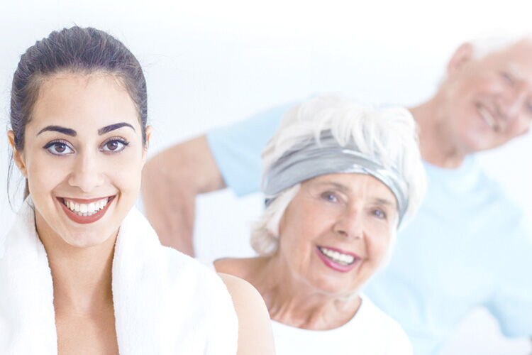 Drei Gäste beim Aktivkurs Yoga und Achtsamkeit im Sporthotel Grafenwald