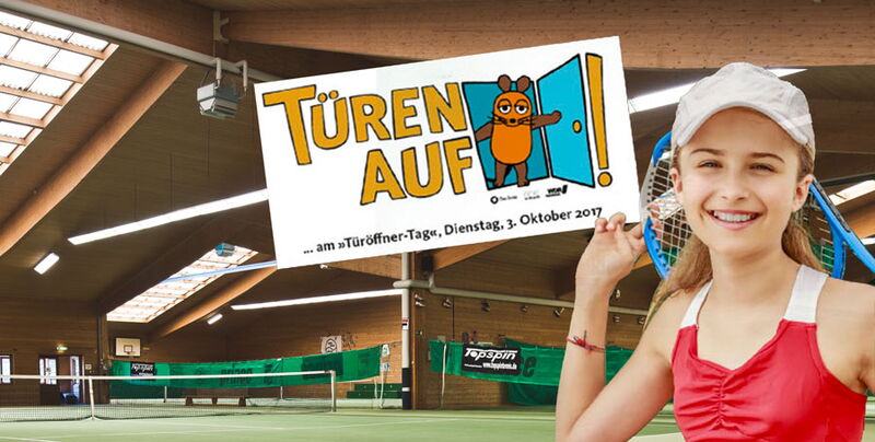 Mädchen mit Tennisschläger steht in Tennishalle des Sporhotel Grafenwald