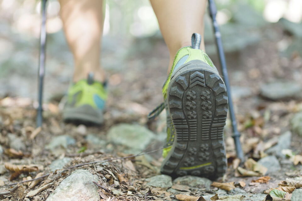 Nahaufnahme Nordic Walking Stöcke und Sportschuhe