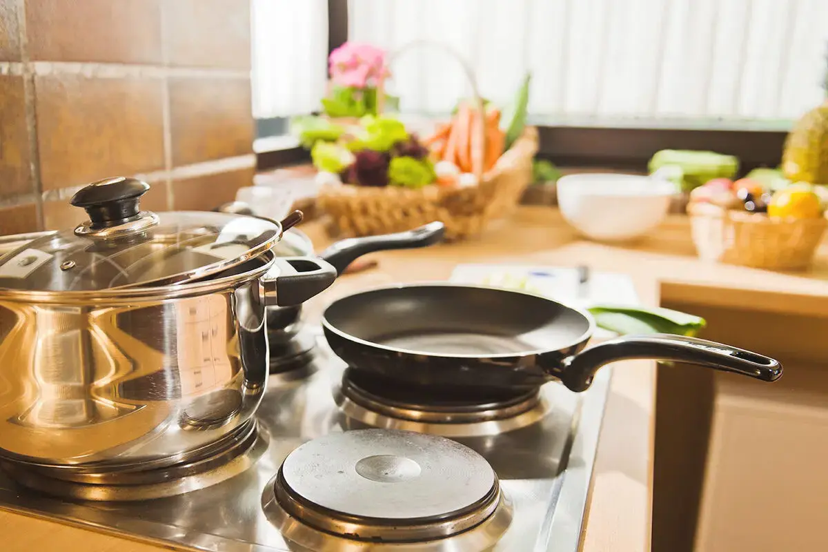Küchenzeile mit Töpfen und frischem Gemüse im Ferienhaus Ahorn