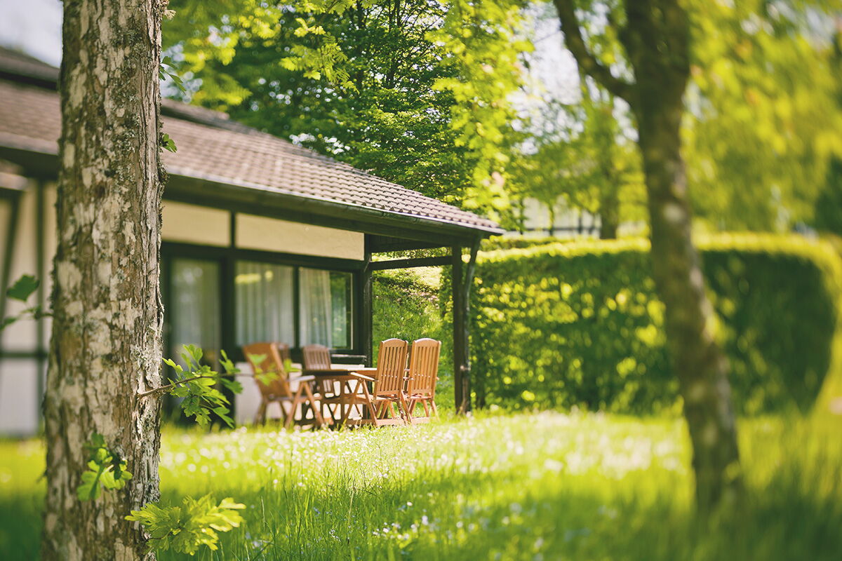 Terrasse des Ferienhaus Ahorn mit Balkonmöbeln im Grünen