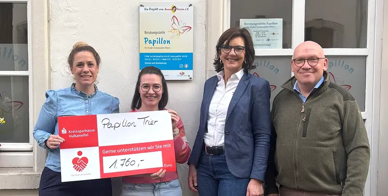 Hoteldirektorin Kürsten überreicht einen Spendenscheck in Höhe von 1760 Euro an Annas Verein