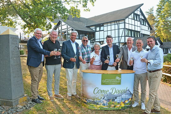 Geschäftsführer, Hoteldirektor, Eigentümerfamilien stoßen gemeinsam auf das 40. Jubiläum des Sporthotel Grafenwald an