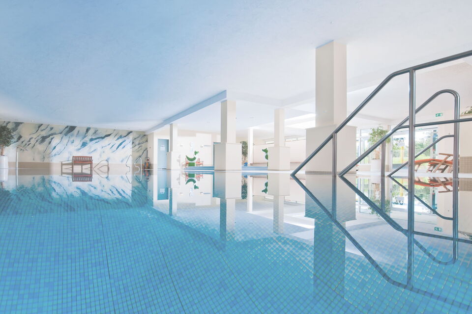Blick über das Indoor Schwimmbad und das Kinderbecken im Sporthotel Grafenwald