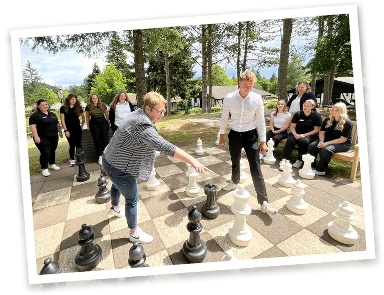 Auszubildende spielen Schach mit Ihrer Ausbilderin