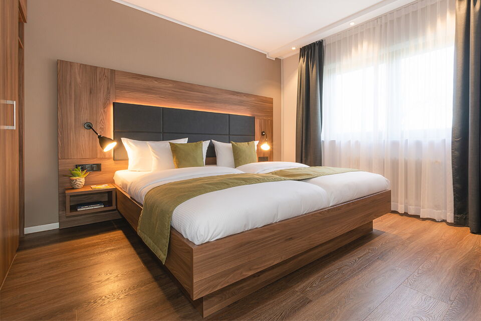 Stimmungsvolles Schlafzimmer der Komfort Suite mit moderner Einrichtung