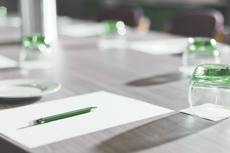 Tisch mit Papier, Stift und Gläsern für Tagung im Sporthotel Grafenwald in der Vulkaneifel