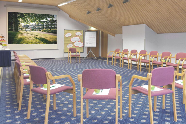 Tagungsraum Lieser mit Tagungs-Equipment und Snacks