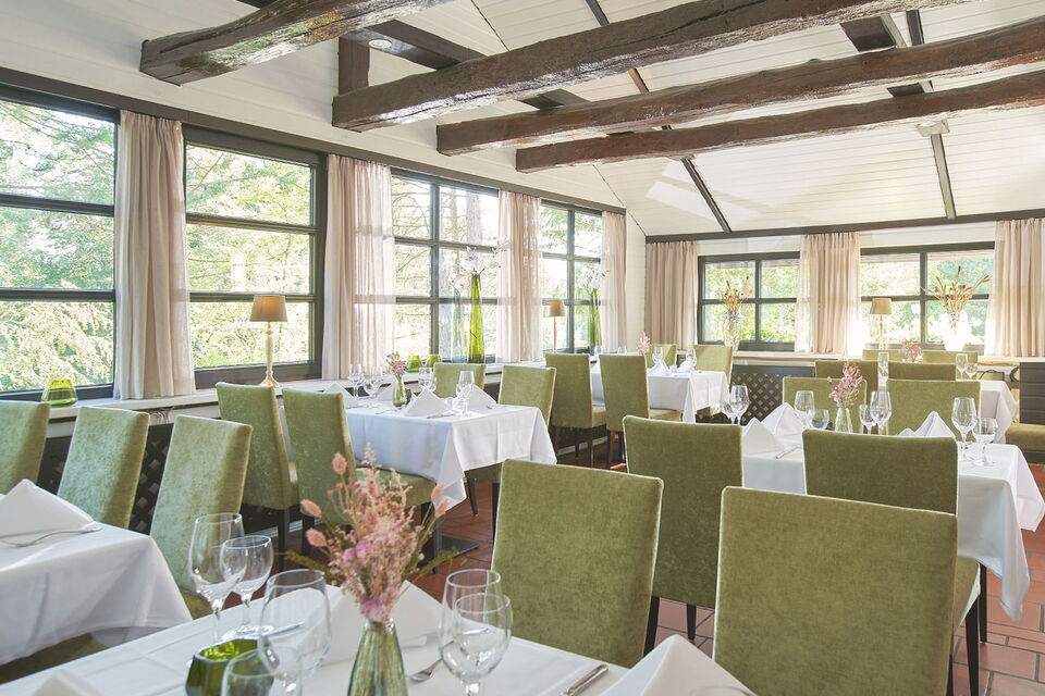 Festlich gedeckte Tische für eine Familienfeier im Stübchen Grafenwald