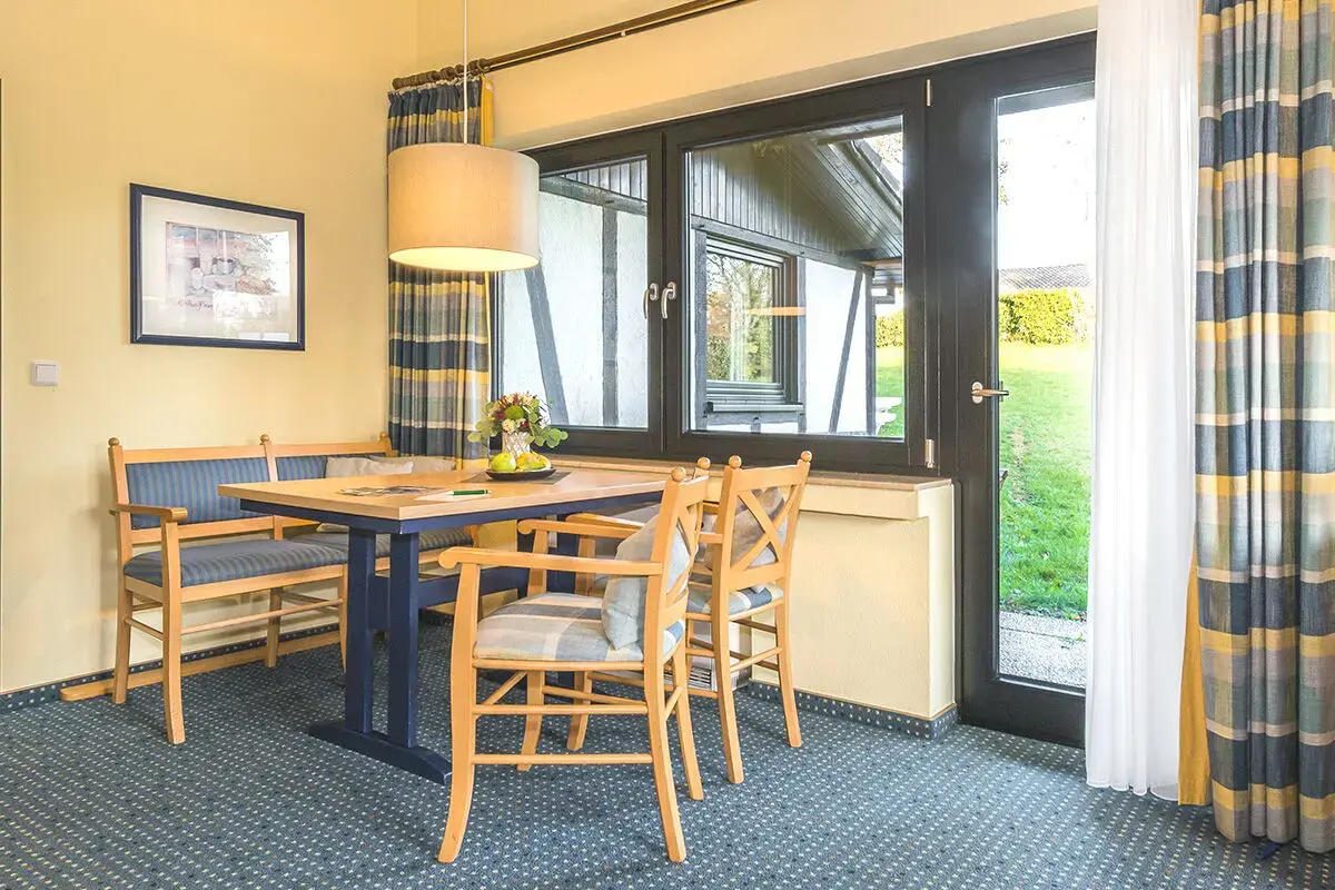 Gemütliche Essecke im Ferienhaus Kastanie mit Blick auf die Natur