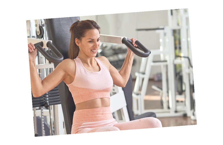 Mitarbeiterin trainiert im Fitnessstudio des Spa Grafenwald