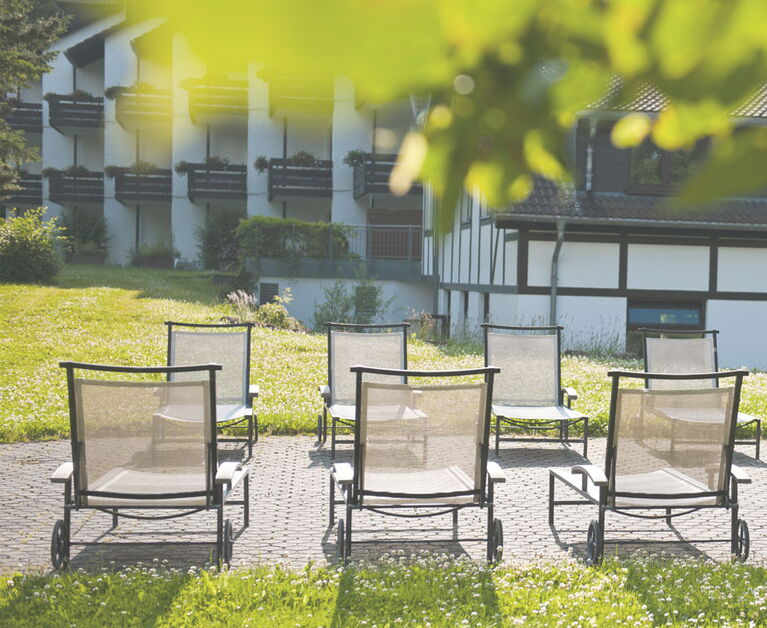Der Außenbereich des Schwimmbads mit Liegen lädt zum Erholen ein