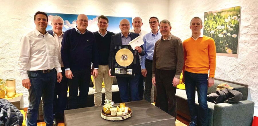 Hoteldirektor, Geschäftsführer und Eigentümer überreichen ein Verabschiedungspräsent