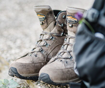 Detailaufnahme Wanderschuhe auf Wanderweg