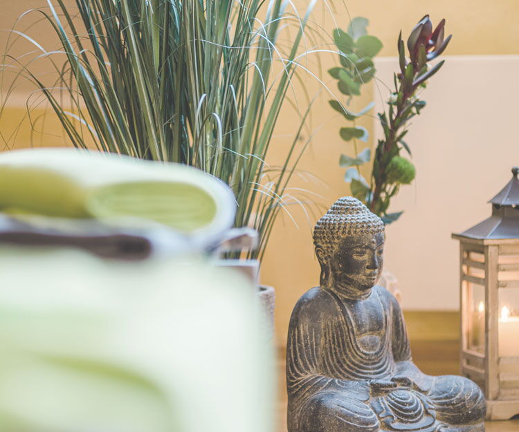 Gräser, Handtücher und Dekoelemente in der Saunalandschaft im Grafenwald