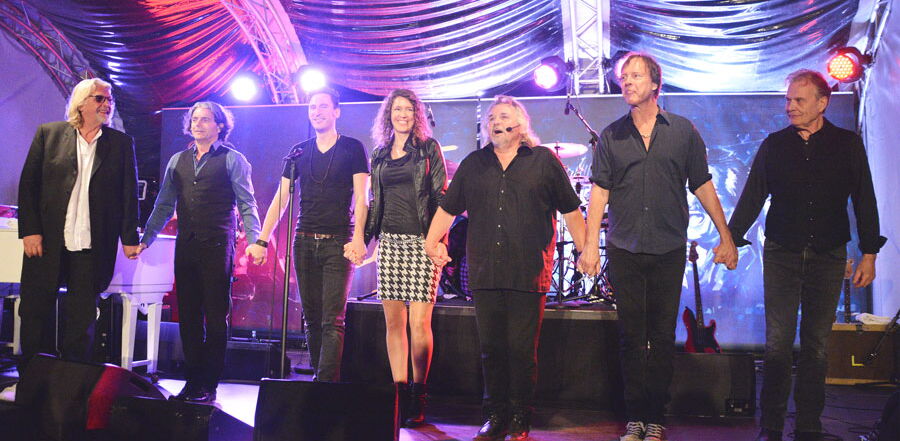 Band spielt Musik auf der Bühne zum 40. Jubiläum des Sporthotel Grafenwald