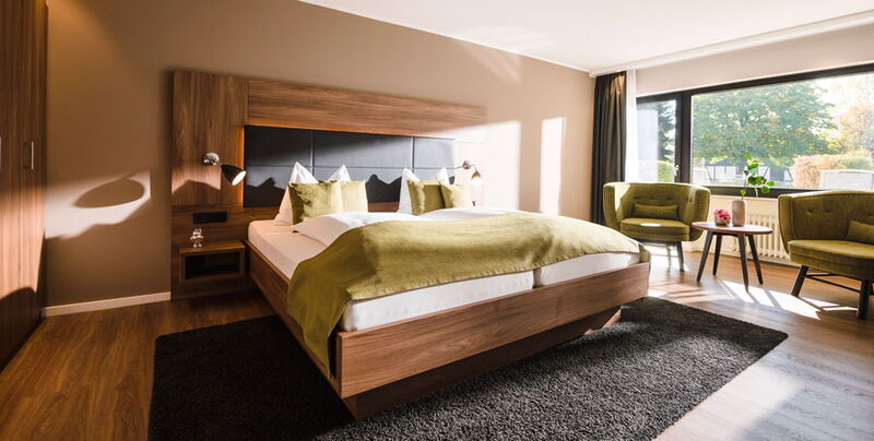 Schlaf- und Wohnbereich des neuen Komfort Zimmer im Sporthotel Grafenwald